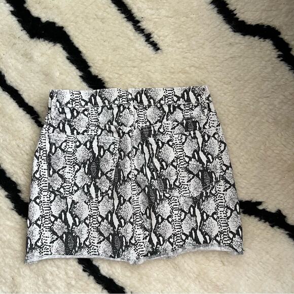 Frame Le Mini Frayed Snake-Print Denim Mini Skirt - Picture 6 of 7